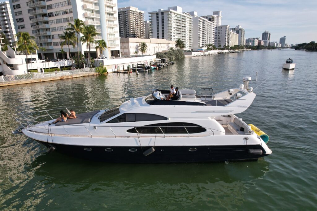 65 Ft. Azimut Flybridge - Image 7